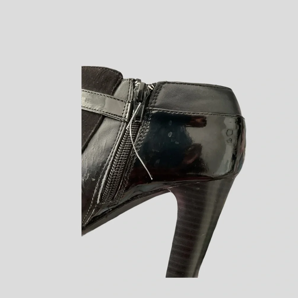Karen Scott Black High Heel Bootie Zip Up Suede Patent Leather Buckle Sz 8 1/2 M